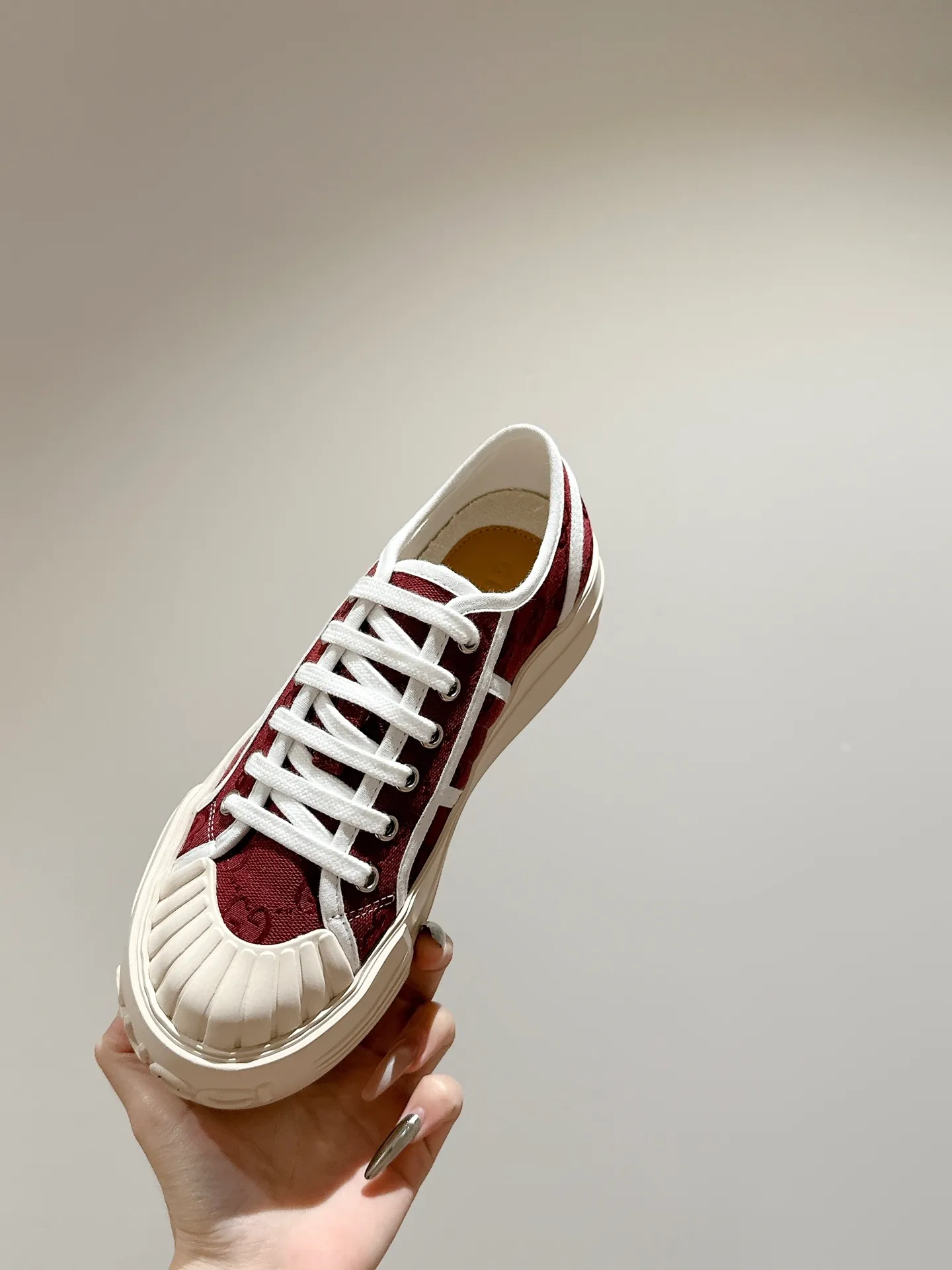 👟👟Ex-factory price 520👟👟 Women's models are new🆕 Arrival Gucci tennis 1977 classic Loft series canvas shoes... 2025 hot recommended model, G+1977×Disney cooperation series... GG canvas is made of finished products and incorporates brand elements. The retro style is rich, the classics and feelings are perfect for recall! Each color fabric developed by the original version is customized by the original version, and we pursue the ultimate in large-scale products! Market-level top version ⚠ Fabric: Customized GG cloth electric embroidery/5D washed distressed canvas Lining: Customized terry cloth lining (the feet are fitted and cannot be disassembled) Outsole: Original molded TPU two-color outsole Size: 35-40 (41 customized)